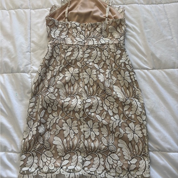 Aakaa Women’s Elegant Floral Lace Tan and Cream  Backless Dress size Small - Picture 4 of 15